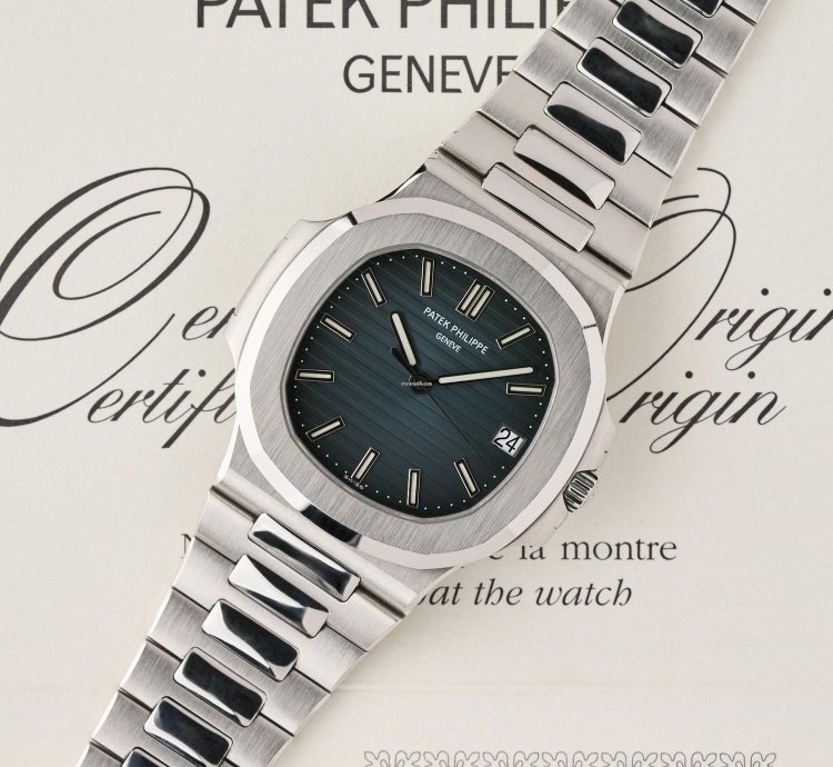Patek Philippe Nautilus 5711 1a - Blue Dial - Excellent Condition - Full Set
