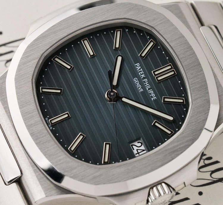 Patek Philippe Nautilus 5711 1a - Blue Dial - Excellent Condition - Full Set