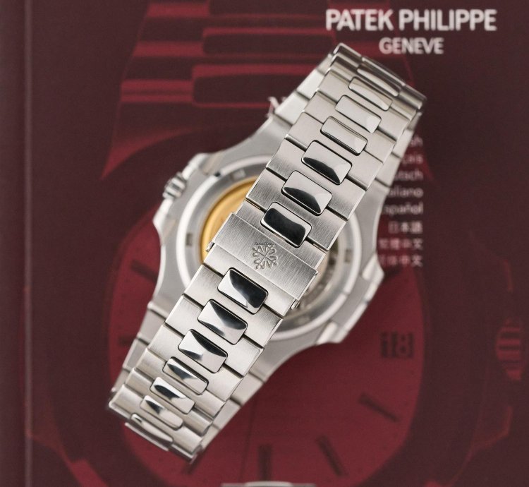 Patek Philippe Nautilus 5711 1a - Blue Dial - Excellent Condition - Full Set
