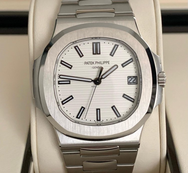 Patek Philippe Nautilus 5711 1a 2012 Full Set