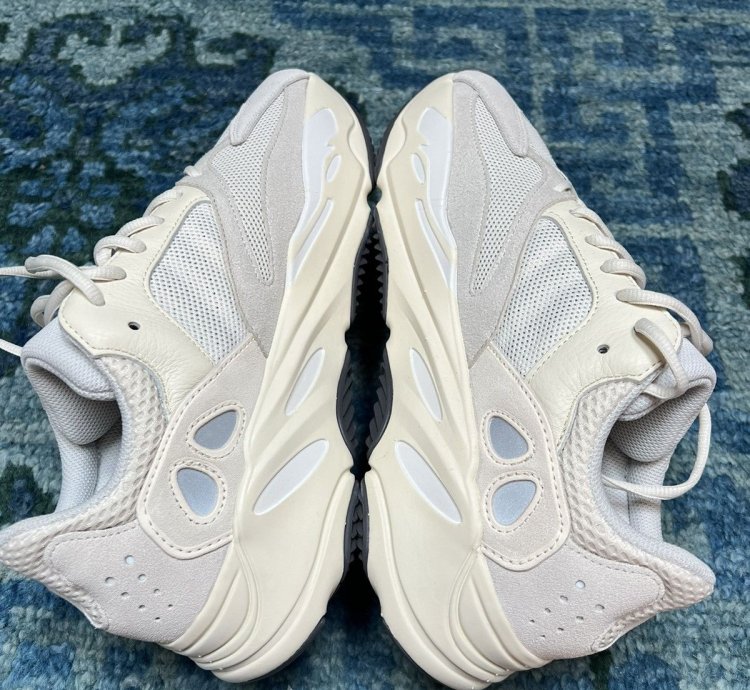 Yeezy 700 Analog
