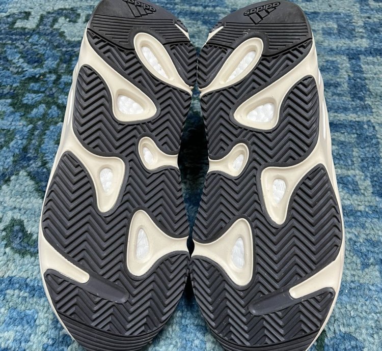 Yeezy 700 Analog