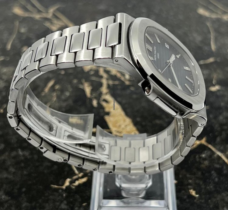 Patek Philippe Nautilus 5711 1a-001 - Full Set