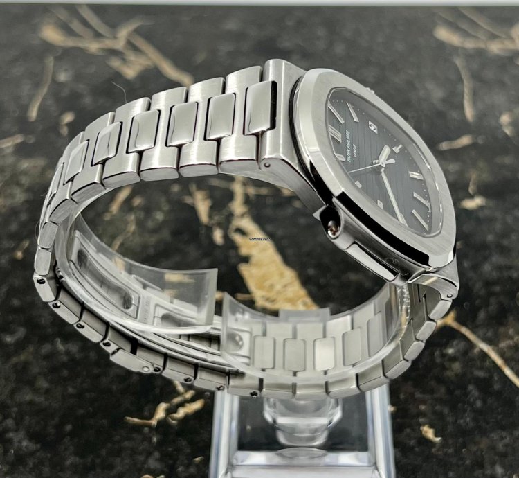Patek Philippe Nautilus 5711 1a-001 - Full Set