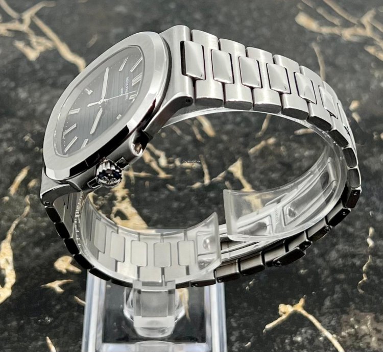 Patek Philippe Nautilus 5711 1a-001 - Full Set