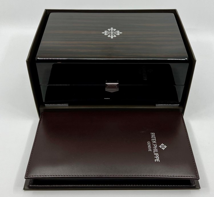 Patek Philippe Nautilus 5711 1a-001 - Full Set
