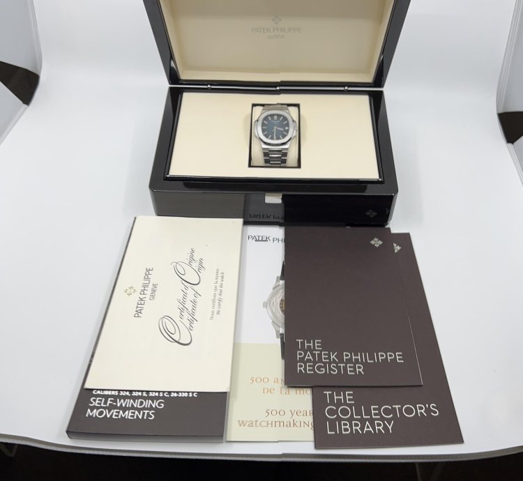 Patek Philippe Nautilus 5711 1a-001 - Full Set