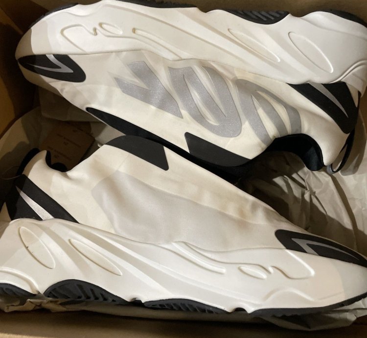 Yeezy 700 Mnvm Analog