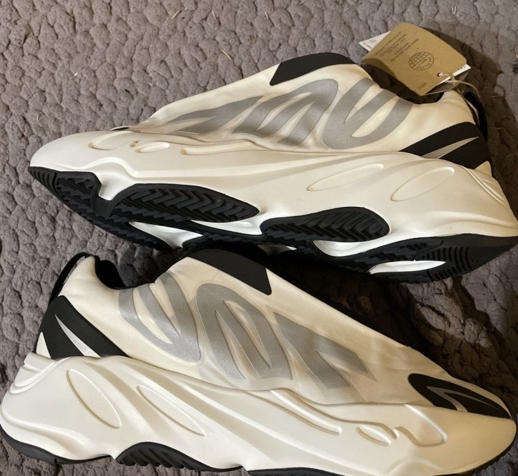 Yeezy 700 Mnvm Analog