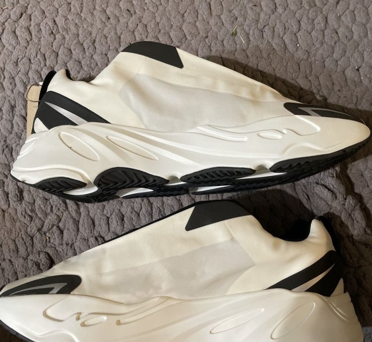 Yeezy 700 Mnvm Analog
