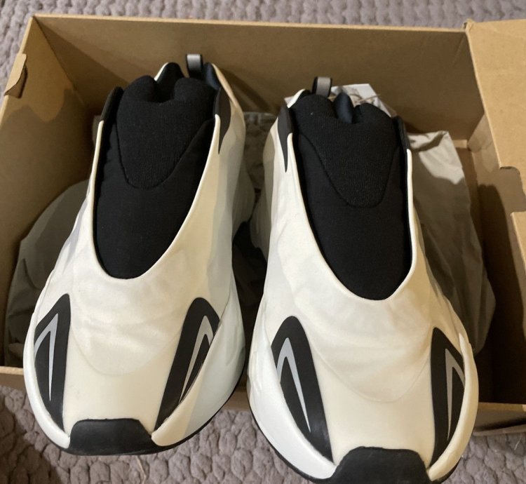 Yeezy 700 Mnvm Analog
