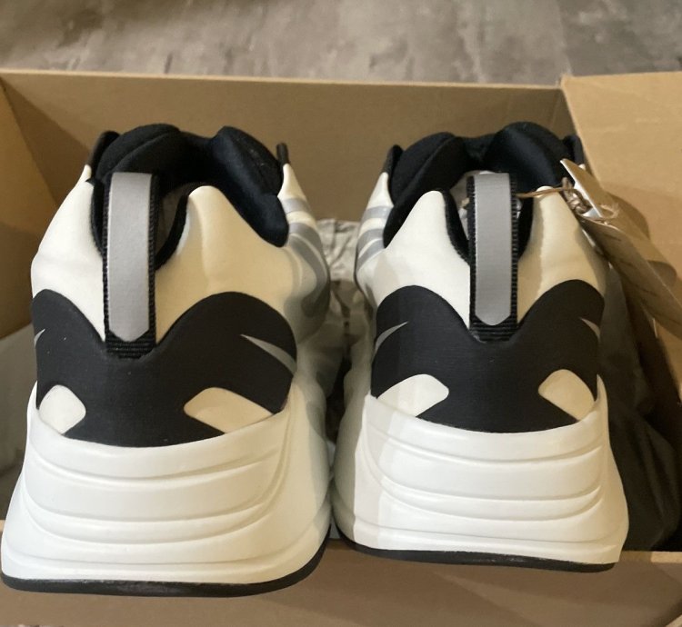 Yeezy 700 Mnvm Analog