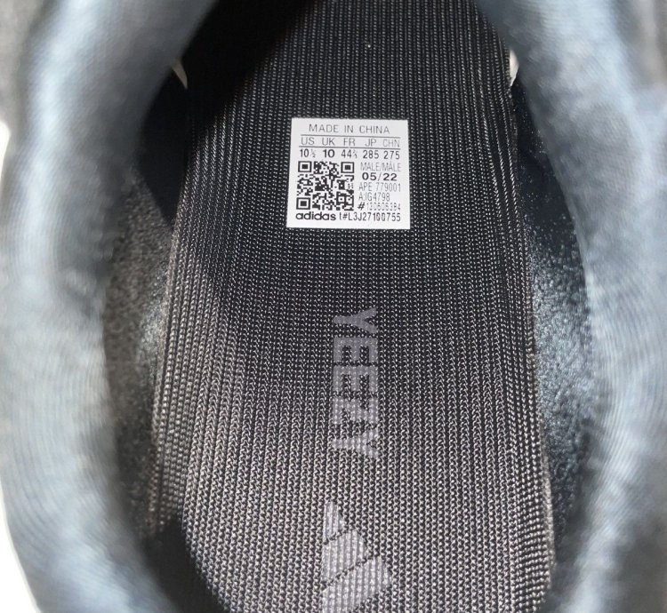Yeezy 700 Mnvm Analog