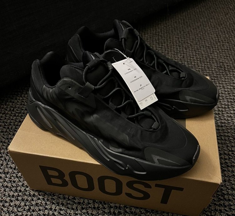 Yeezy 700 Mnvn