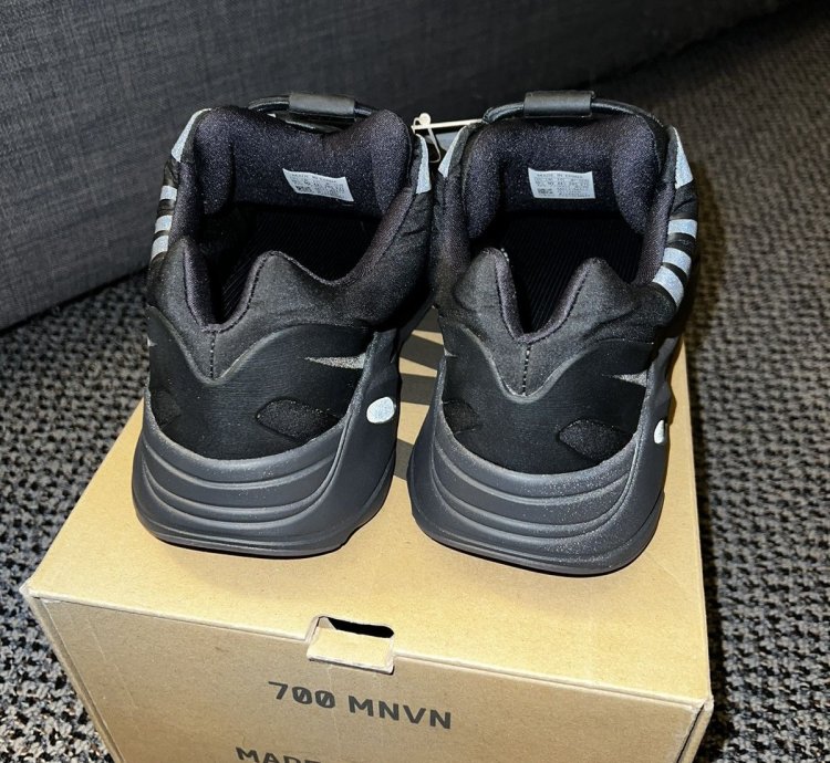Yeezy 700 Mnvn