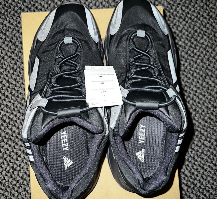 Yeezy 700 Mnvn
