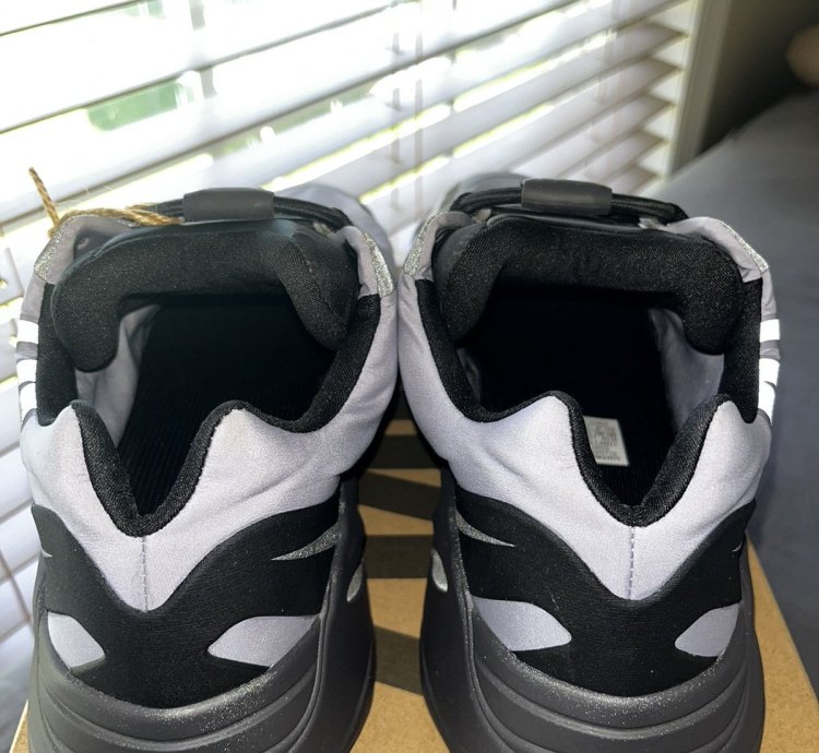 Yeezy 700 Mnvn Geode Adidas - Size 11 Ds