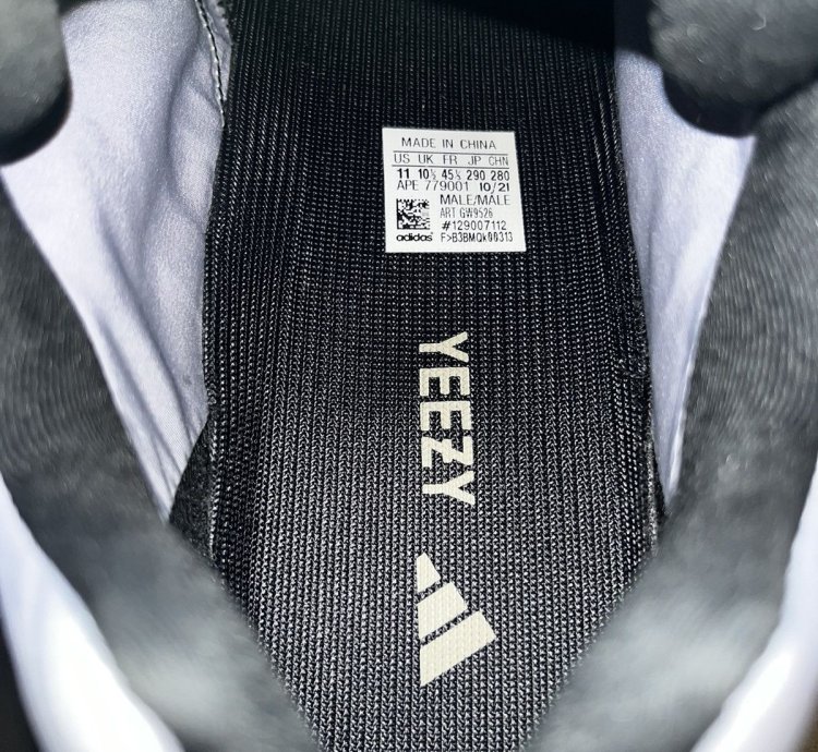 Yeezy 700 Mnvn Geode Adidas - Size 11 Ds