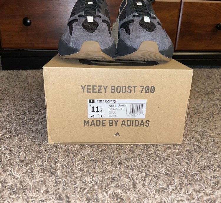 Yeezy 700 Utility Black