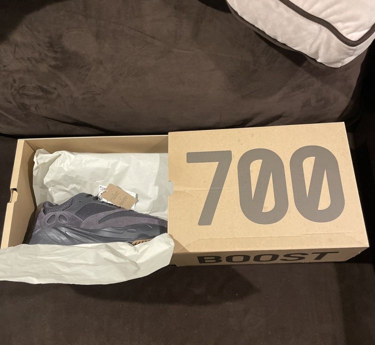 Yeezy 700 Utility Black