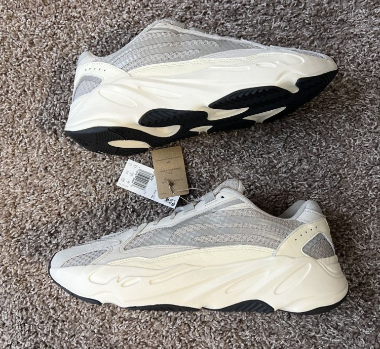 Yeezy 700 V2 Static