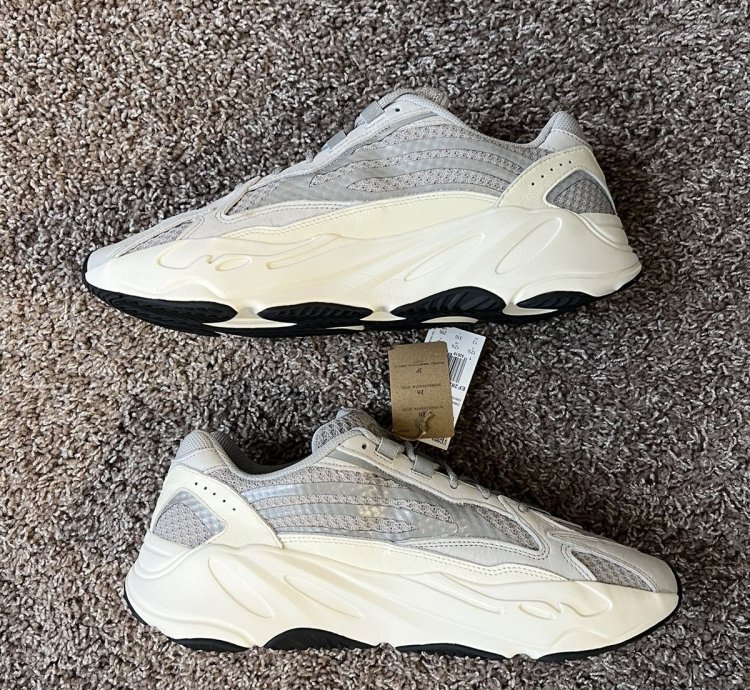 Yeezy 700 V2 Static