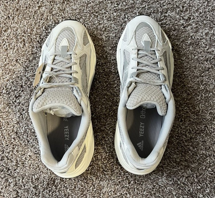 Yeezy 700 V2 Static