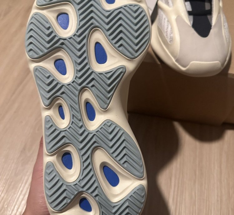 Yeezy 700 V3