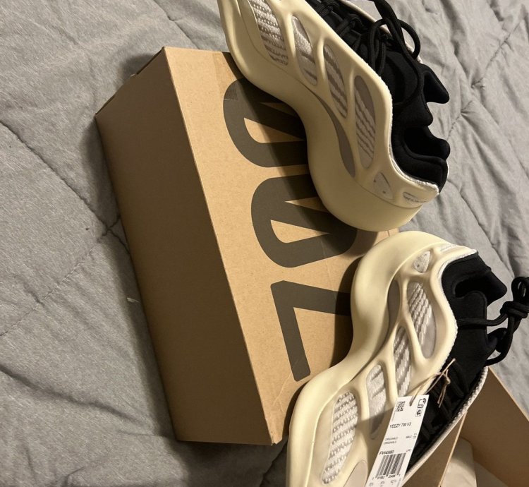 Yeezy 700 V3