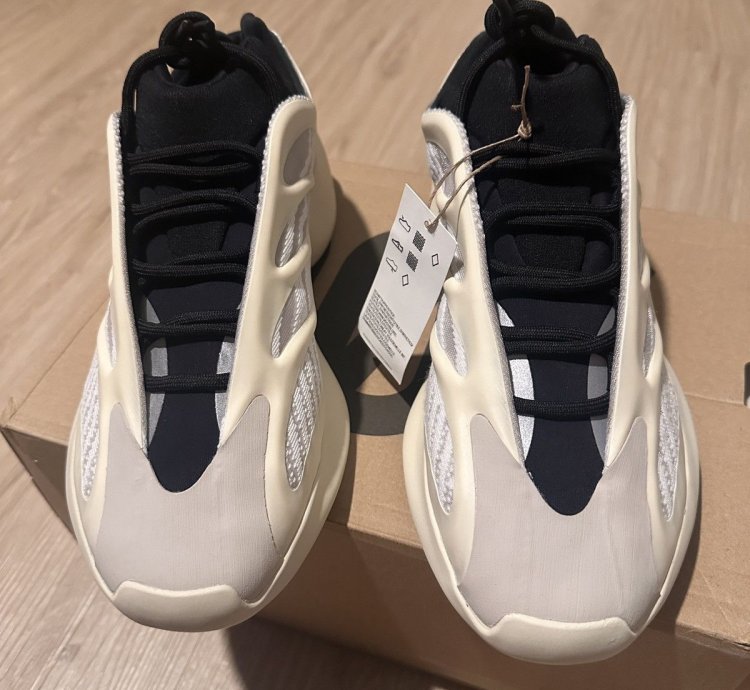 Yeezy 700 V3