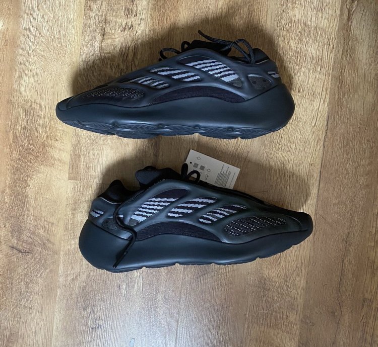 Yeezy 700 V3 Alvah