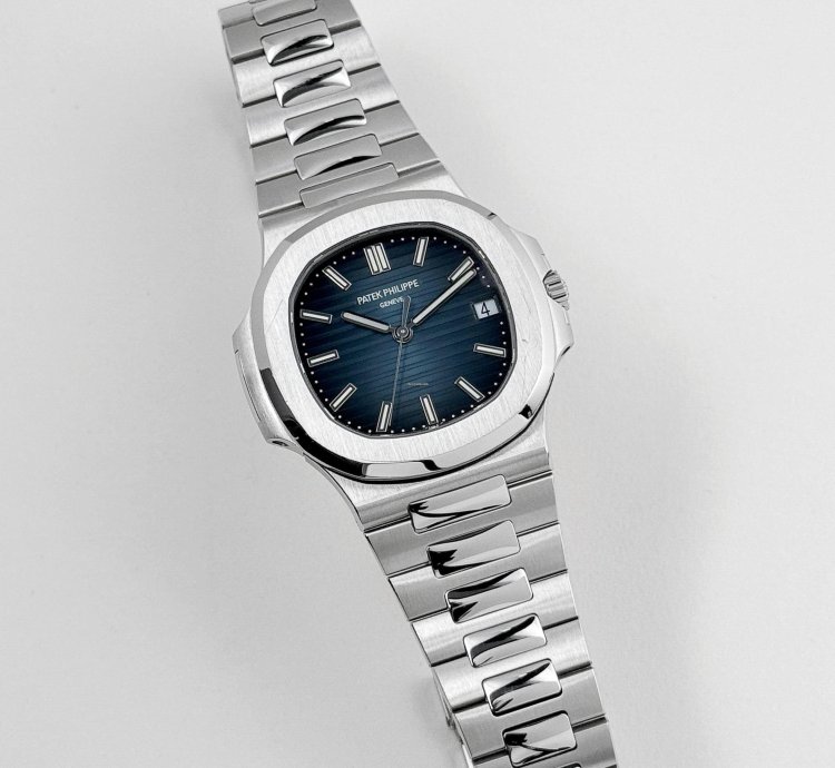 Patek Philippe Nautilus 5711 1a-010 Date Stainless Steel Blue Dial 2019