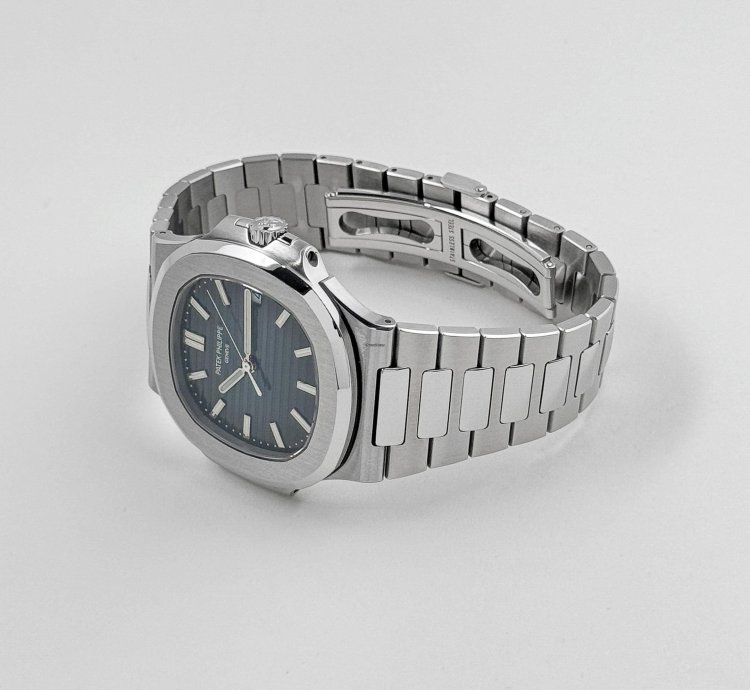 Patek Philippe Nautilus 5711 1a-010 Date Stainless Steel Blue Dial 2019