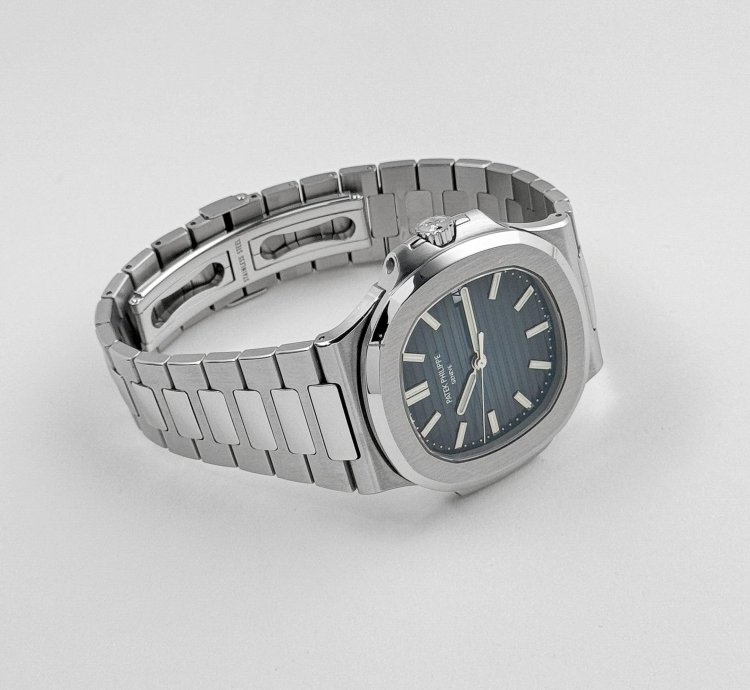 Patek Philippe Nautilus 5711 1a-010 Date Stainless Steel Blue Dial 2019