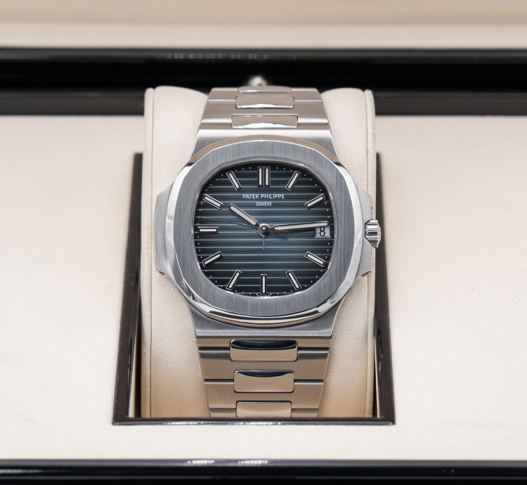 Patek Philippe Nautilus 5711 1a-010 Stainless Steel Blue 324 Movement 2017