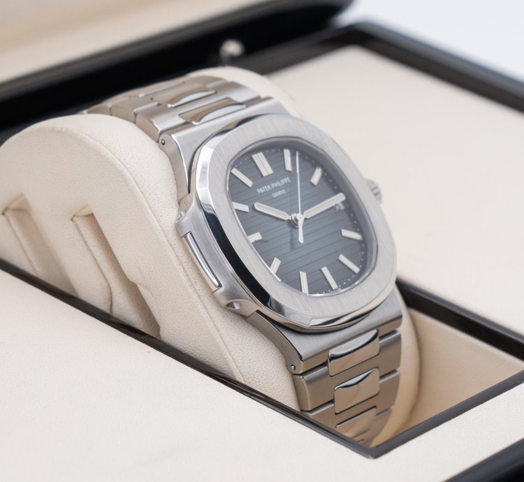 Patek Philippe Nautilus 5711 1a-010 Stainless Steel Blue 324 Movement 2017