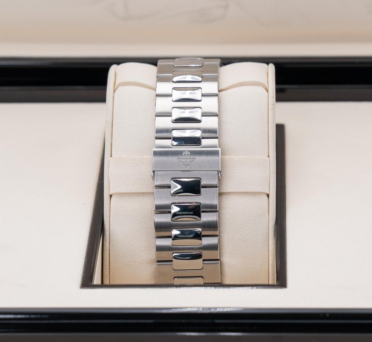 Patek Philippe Nautilus 5711 1a-010 Stainless Steel Blue 324 Movement 2017