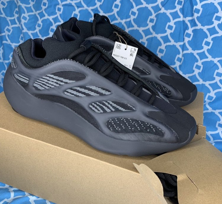 Yeezy 700 V3 Men Size 10 Dark Glow Adidas Black Sneakers