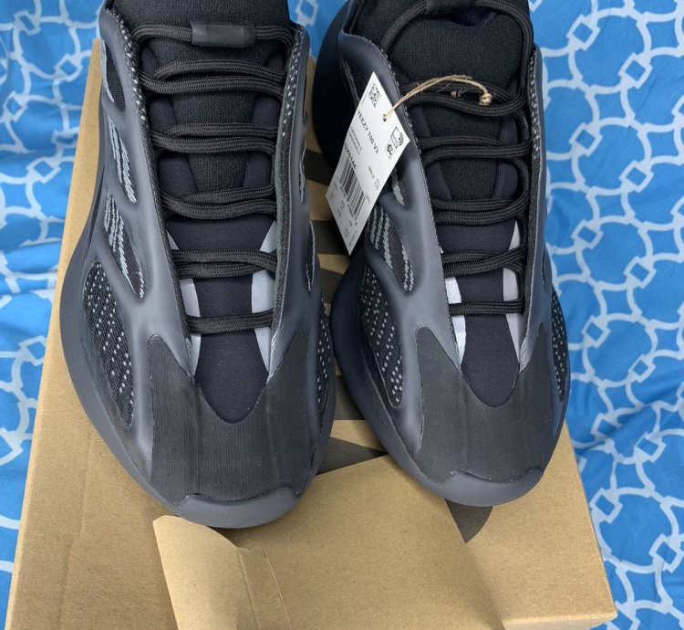 Yeezy 700 V3 Men Size 10 Dark Glow Adidas Black Sneakers