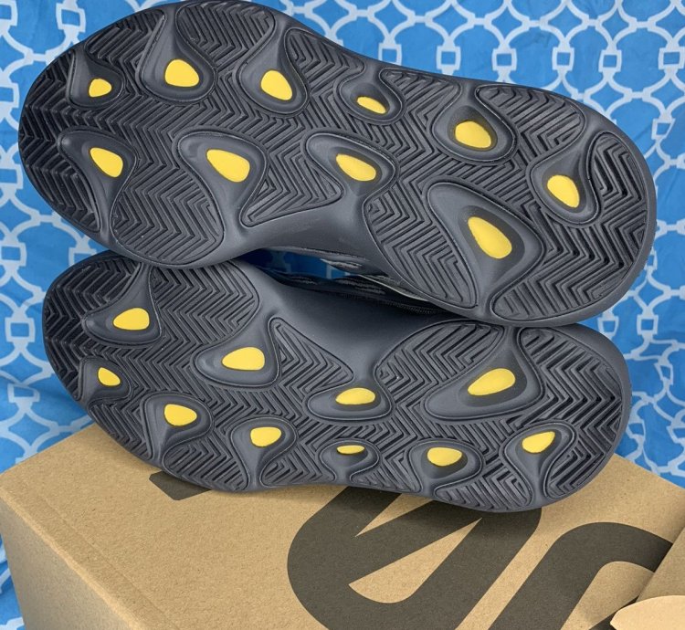 Yeezy 700 V3 Men Size 10 Dark Glow Adidas Black Sneakers