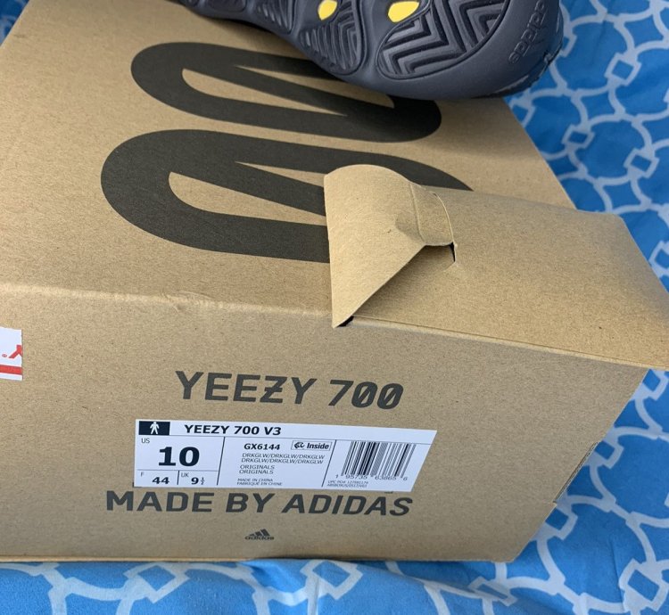 Yeezy 700 V3 Men Size 10 Dark Glow Adidas Black Sneakers