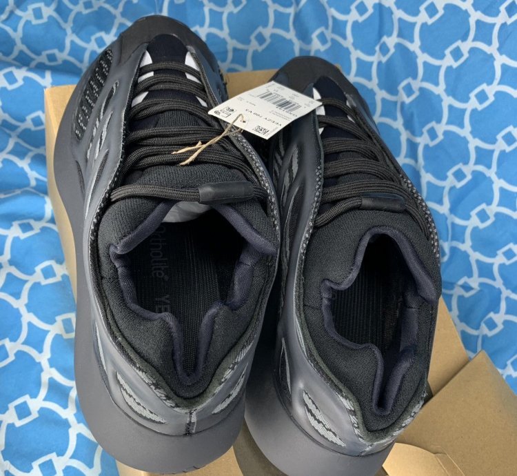 Yeezy 700 V3 Men Size 10 Dark Glow Adidas Black Sneakers