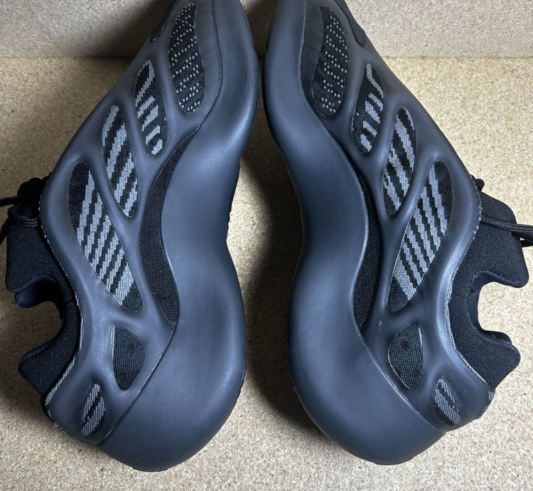 Yeezy 700 V3- Alvah