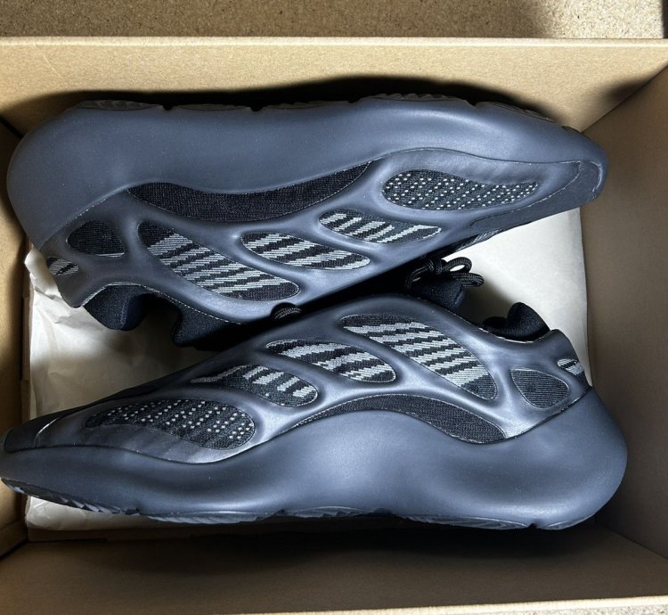 Yeezy 700 V3- Alvah