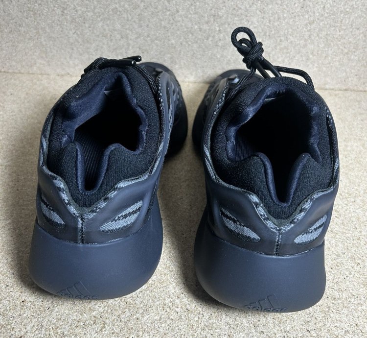Yeezy 700 V3- Alvah