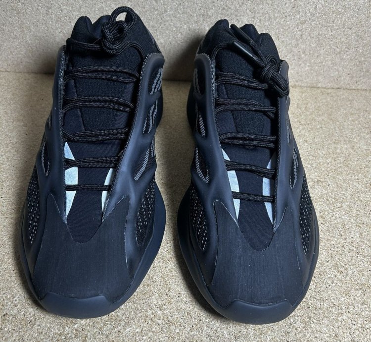 Yeezy 700 V3- Alvah
