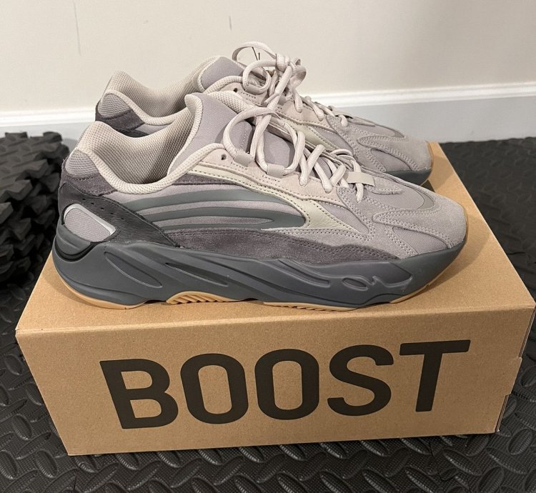 Yeezy 700v2 Tephra