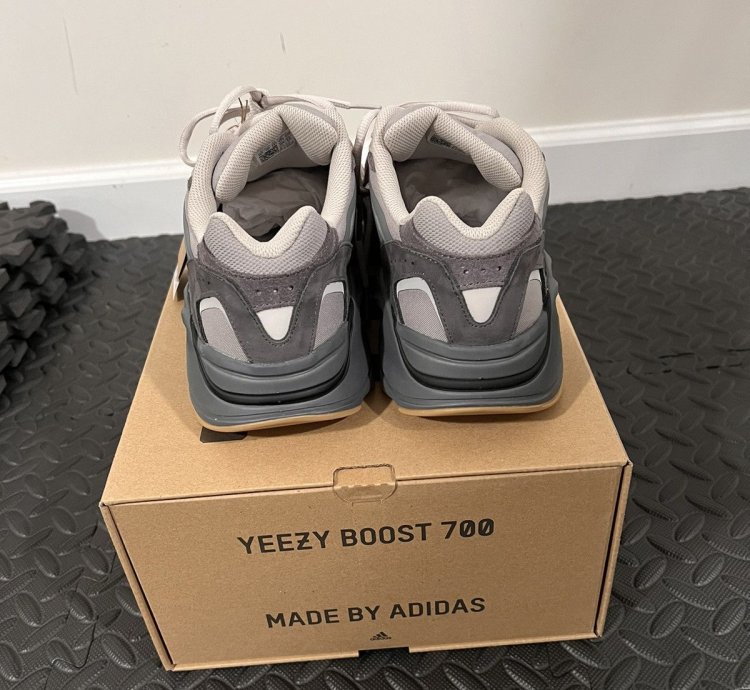 Yeezy 700v2 Tephra