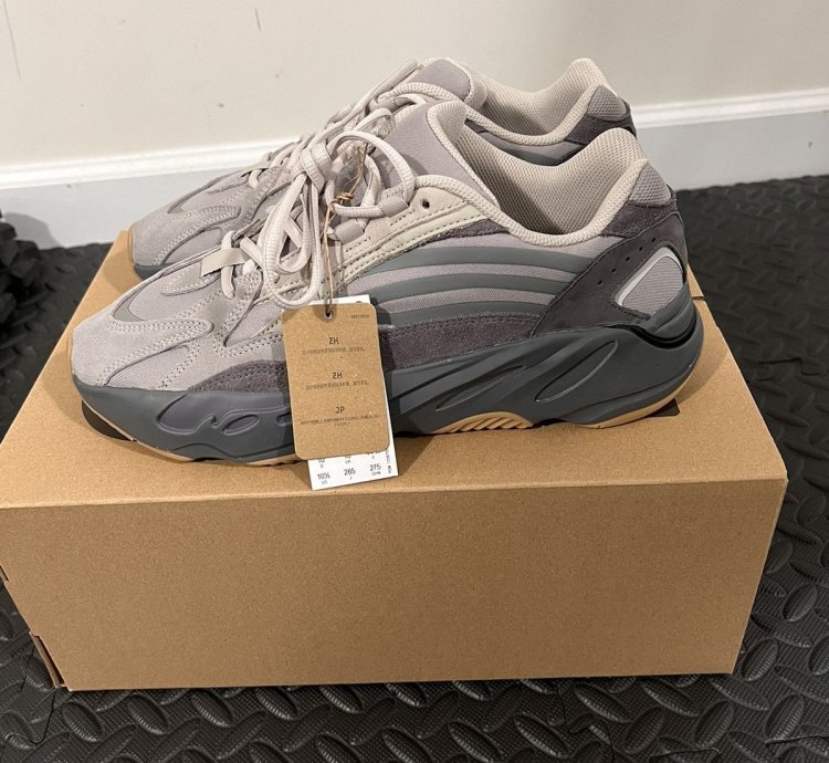 Yeezy 700v2 Tephra