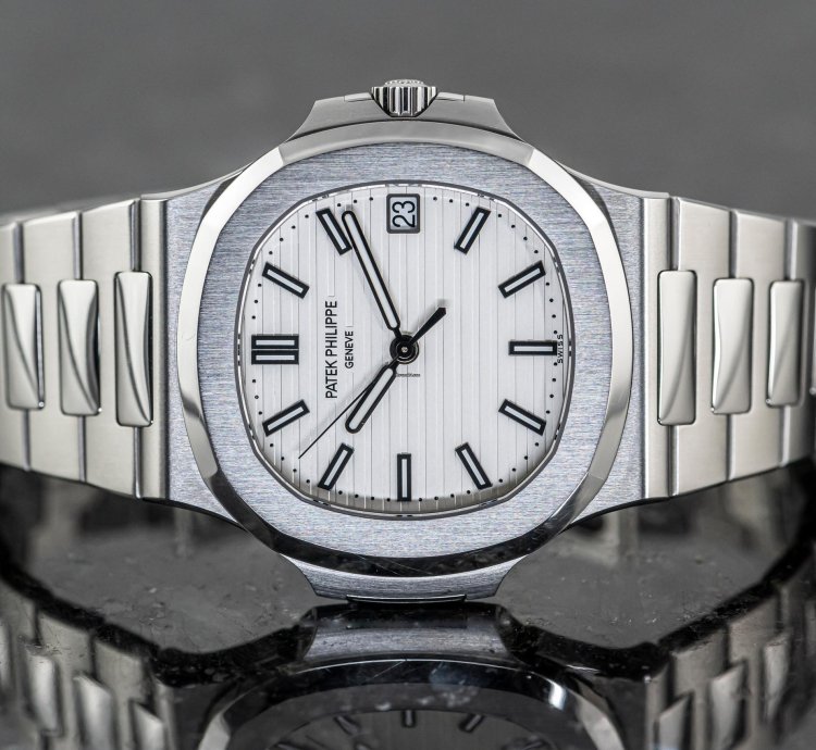 Patek Philippe Nautilus 5711 1a-011 Rare Caliber 26-330 Full Set 2019 Steel